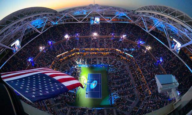 Der Blick in das New Yorker Arthur Ashe Stadion, mit 22.547 Plätzen die größte Tennisarena der Welt.