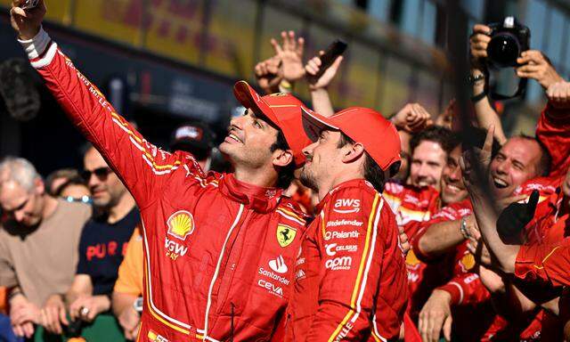 Carlos Sainz und Charles Leclerc feiern den Sieg bei der Formel 1 in Melbourne.