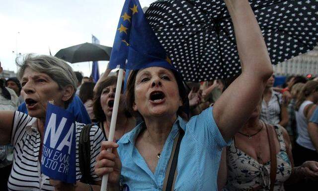 POLITIK Pro Euro Demostration in Athen 150630 ATHENS June 30 2015 Thousands of Greeks take