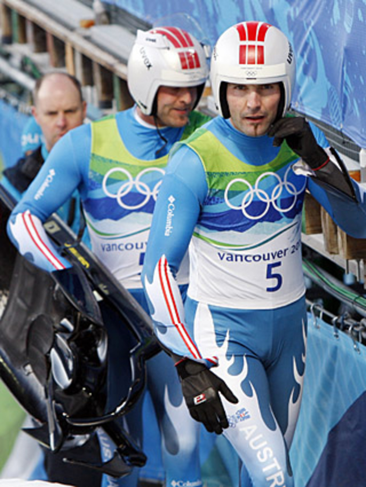 "Wir haben einen Fahrfehler gemacht. Wir sind ganz rechts reingefahren, statt links. Ein total dummer Fehler war das", meinte Tobias Schiegl. "Wir haben uns schon mehr erwartet. Nach dem Fehler im ersten Lauf waren wir ein bisschen verunsichert, haben nicht unser ganzes Potenzial ausspielen können. Wir haben uns die ganze Woche schon ein bisschen schwer getan", erläuterte Markus.