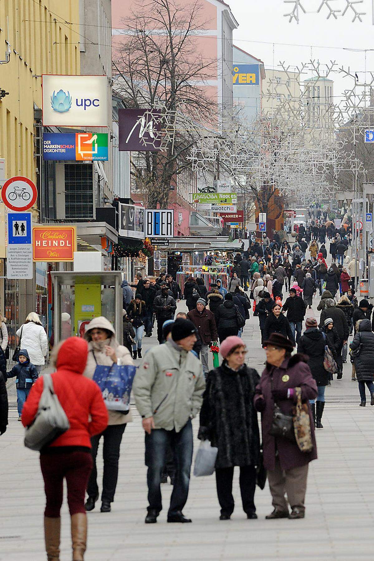 Wegen des großen Wirbels um die Mariahilfer Straße ist es untergegangen, aber: Auch die Fußgängerzone in der Meidlinger Hauptstraße wird derzeit um 15,6 Mio. Euro neu gestaltet. Der Teil rund um das „Meidlinger Platzl“ ist bereits fertig. Auffälligste Neuerung ist der einheitliche „Belagsteppich“, wie es im Beamtendeutsch heißt, aus hellen Granitsteinen. Sonst wirkt die Meidlinger Hauptstraße so wie immer: Ein wenig verschlafen, und dabei durchaus sympathisch. Schmäler als andere Fußgängerzonen shoppt man hier ob der leichten Steigung bergauf oder bergab. Neben der üblichen Verdächtigen (H&amp;M, C&amp;A) haben sich hier ein paar empfehlenswerte individuelle Läden gehalten: Das Farbenhaus Szenkovits etwa, in dem es von Bastelbedarf bis Gartenzwerge ein Angebot gibt, das man so selten findet. Dank U4- und U6-Anbindung ist die Meidlinger Hauptstraße gut erreichbar. Noch netter ist der 12. Bezirk ums Eck auf dem Meidlinger Markt.