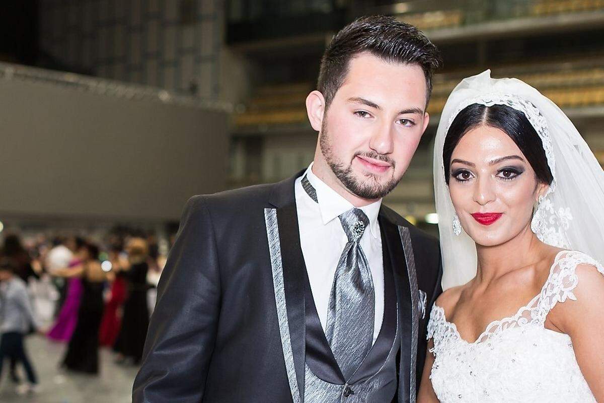 Ismet und Serap Yilmaz feierten ihre Hochzeit in der Innsbrucker Olympiahalle. Allein aus Deutschland und der Türkei reisten mehrere hundert Gäste an. Im Folgenden die schönsten Bilder der Hochzeit.