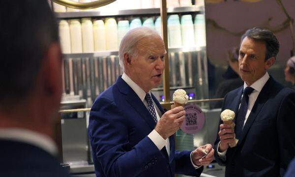 Joe Biden mit Talkshow-Moderator Seth Meyers im Eissalon in New York. 
