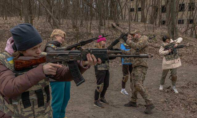 Ukrainische Zivilistinnen üben in der Hauptstadt Kiew das Schießen. 