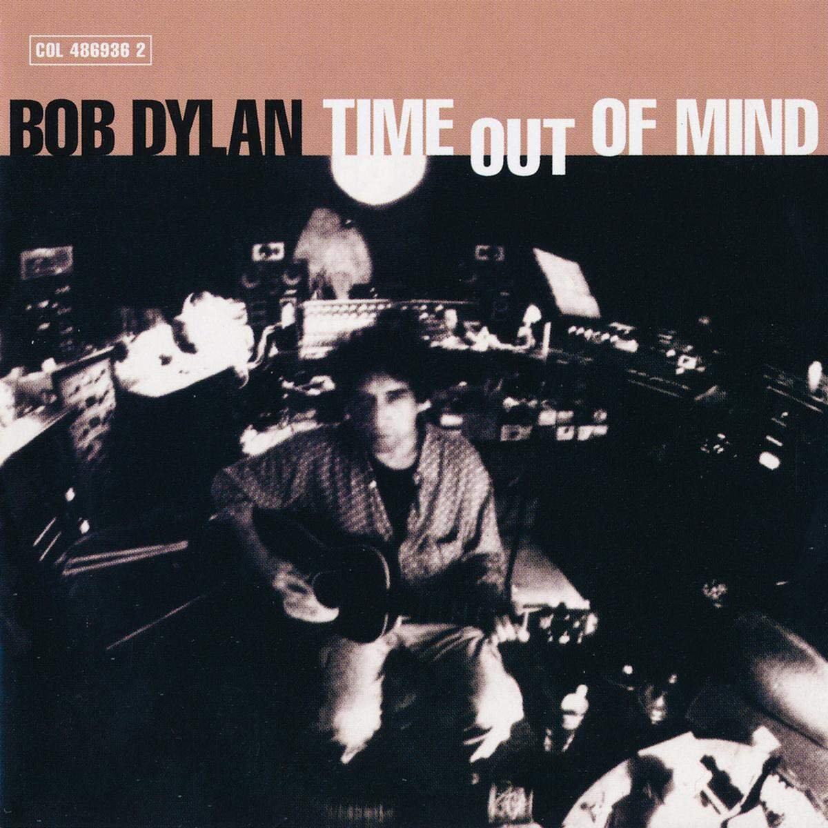 1997 Die Achtziger gelten nicht als Dylans fruchtbarste Zeit (trotz starker Songs wie "Most of the Time"), aber mit "Time Out of Mind" schloss der Musiker an frühere Erfolge an. Erstmals seit 1990 veröffentlichte er darauf wieder eigene Songs. Musikalisch lässt es sich dem Genre Americana zuordnen. Anspieltipps:  "Love Sick" "Make You Feel My Love" "Highlands"   