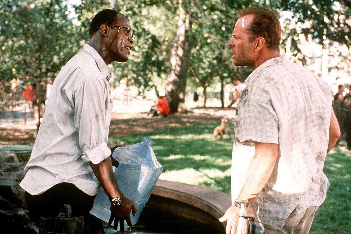 Fünf weitere Jahre vergingen, ehe der dritte Teil "Die Hard with a Vengeance " in die Kinos kam. Bruce Willis bekam erstmals einen Partner: Samuel L. Jackson, mit dem er ein Jahr zuvor in "Pulp Fiction" zu sehen war. Ein weiteres Novum: Die Handlung spielt nicht mehr in der Weihnachts-, sondern in der Sommerzeit und erstmals in New York.