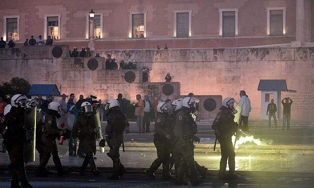 Drinnen Abstimmung, draußen Krawalle: Das Parlament in Athen Sonntagabend