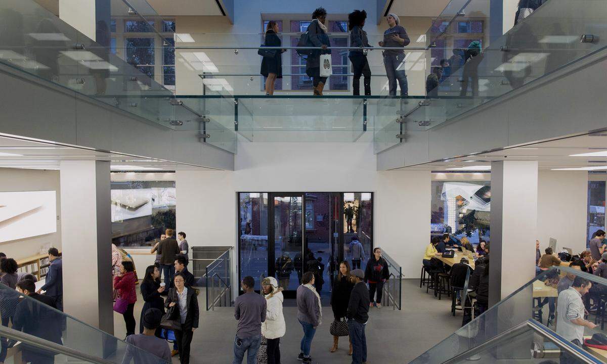 In SoHo, in New York steht der äußerlich unscheinbar wirkende Apple Store. Im Inneren glänzt er mit einer Treppe, die komplett aus Glas ist.