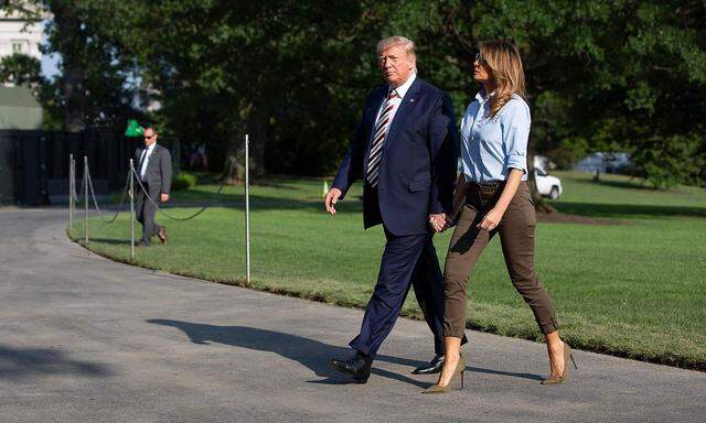 US-Präsident Donald Trump mit First Lady Melania bei ihrer Rückkehr ins Weiße Haus am Sonntag.