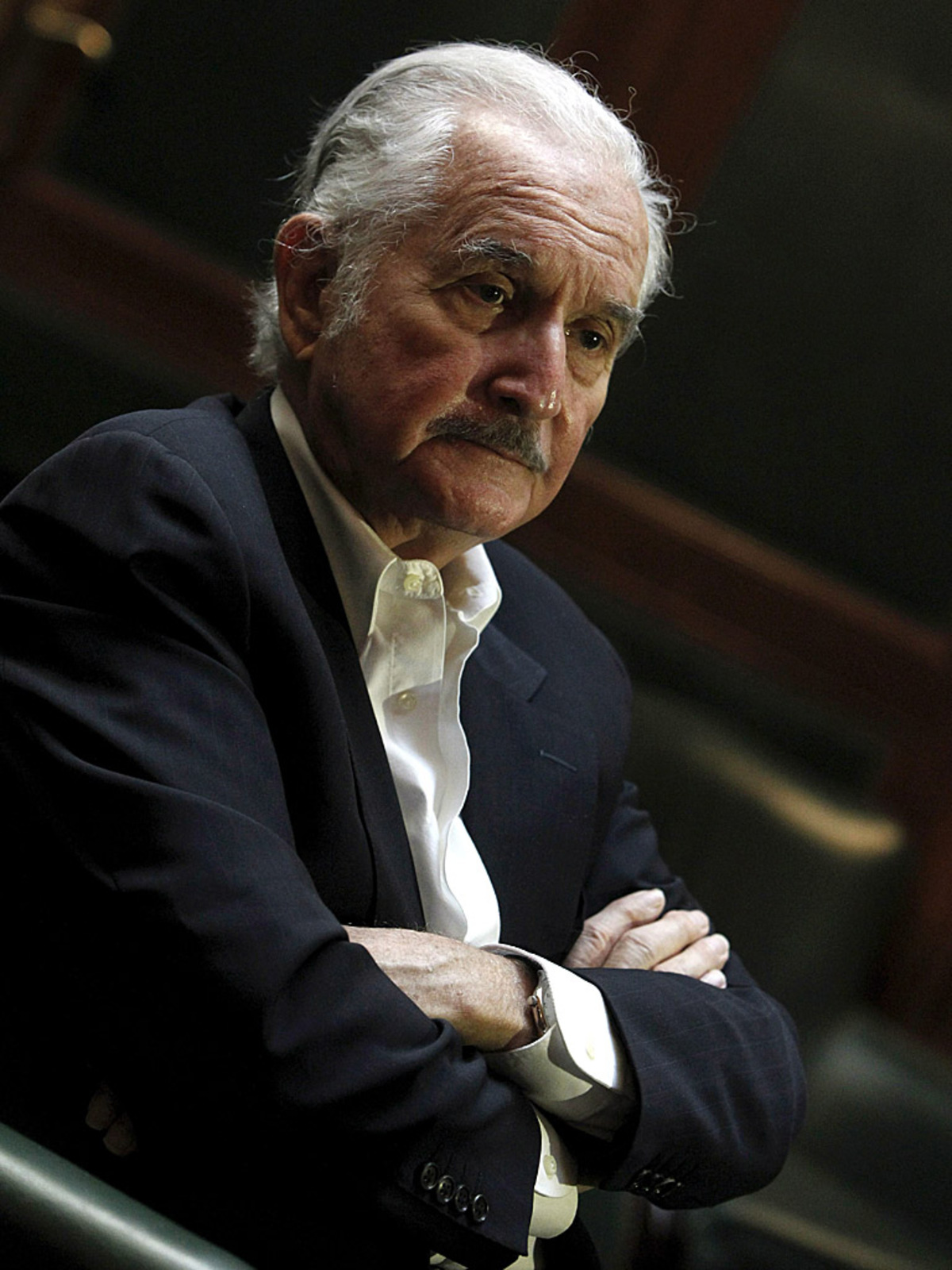 Auch Carlos Fuentes werden Chancen eingeräumt. Er ist einer der bedeutendsten Schriftsteller Mexikos und beschäftigt sich in seinen Erzählungen, Essays und Romanen mit dem Alltag und der Geschichte Mexikos. Als sein bekanntester Roman gilt "Terra Nostra" (1975), ein phantastisch-visionäres Werk, in dem Fuentes versucht, der Weltgeschichte und besonders der Geschichte Lateinamerikas eine "zweite Chance" zu geben.