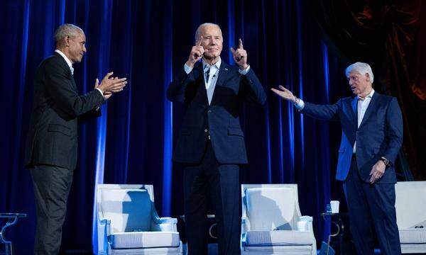 Die früheren demokratischen Präsidenten Barack Obama (l.) und Bill Clinton (r.) feierten Joe Biden am Donnerstag in der New Yorker Radio City Music Hall.