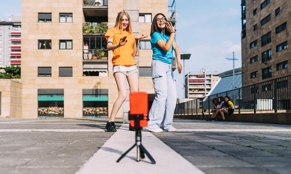Bietet TikTok bloß Gelegenheit zu harmlosen Videos? Oder ist es doch vor allem eine riesige Plattform für die Ausforschung ihrer User?