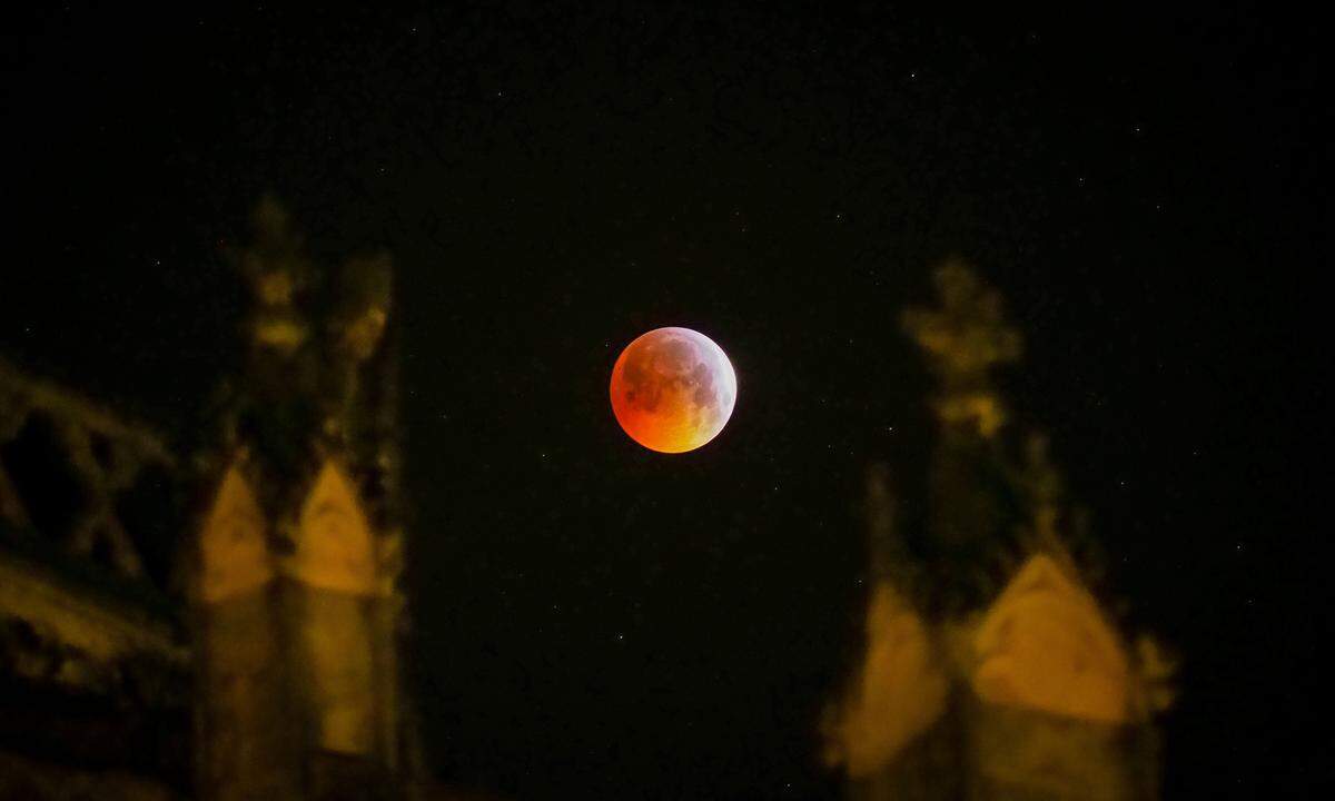 Im französischen Tours gab es ebenfalls beste Sicht auf den roten Mond.