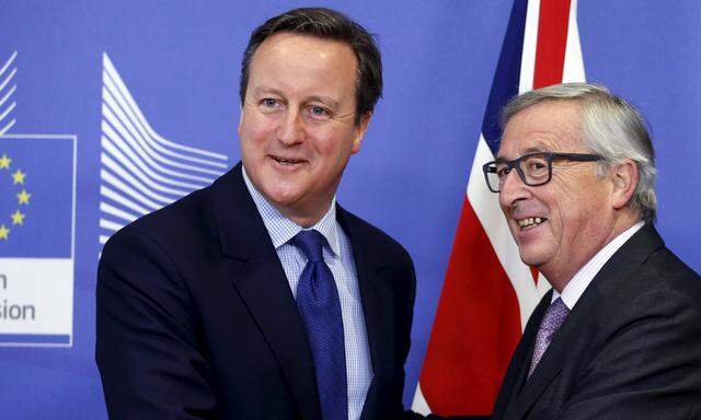 Britain´s PM Cameron poses with EU Commission President Juncker in Brussels