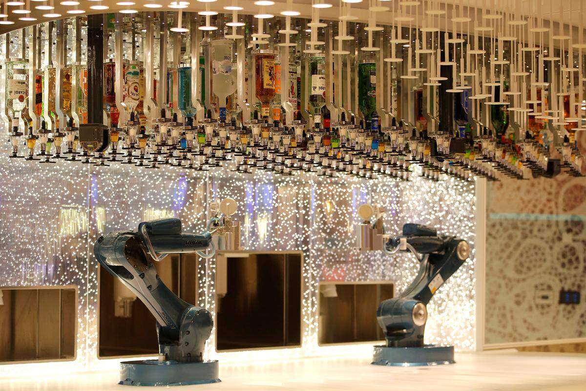 Eine Roboter-Bar versorgt die Gäste mit Cocktails.
