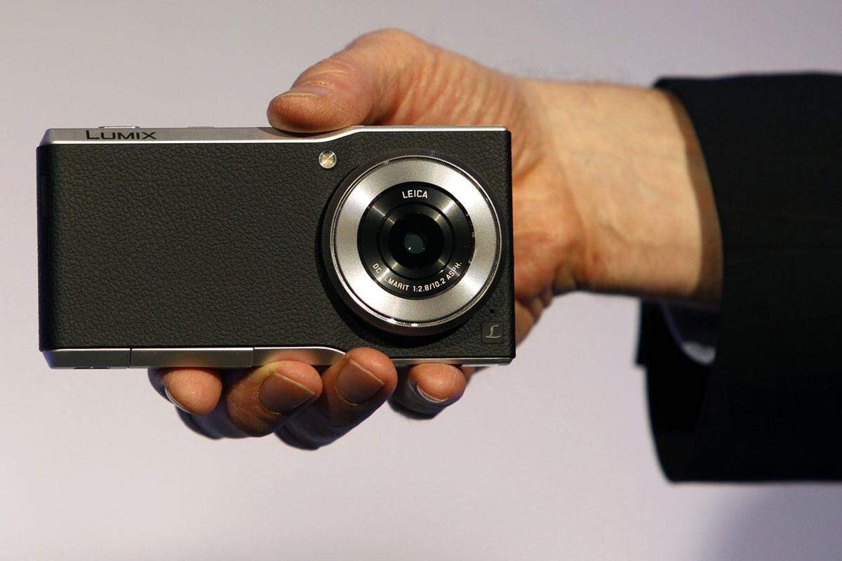 Die Panasonic Lumix CM1 ermöglicht handliche Videoaufnahmen in 4K. Das Gerät ist aber primär als Smartphone konzipiert. Ähnlich wie das Galaxy S5 Zoom von Samsung, aber schlanker und unauffälliger.