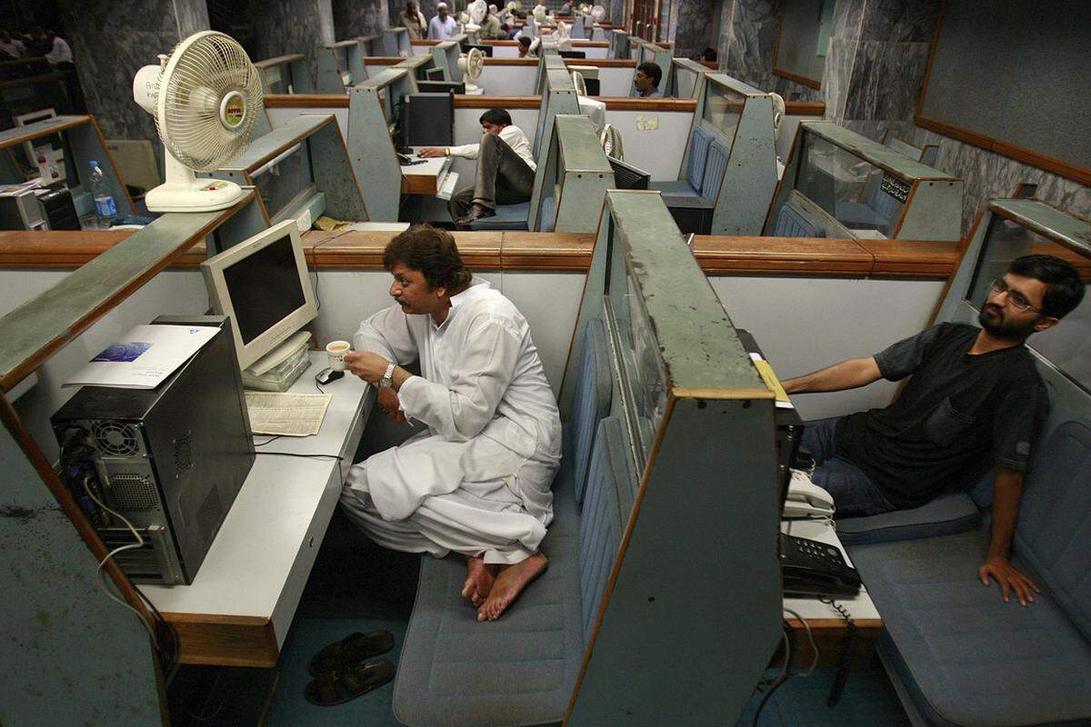Die Karachi Stock Exchange (KSE), die größte Börse Pakistans, bäckt dazu im Vergleich schon wesentlich größere Brötchen. Ihre höchste Marktkapitalisierung betrug am 1. Juni 2009 rund 26,5 Milliarden Dollar.