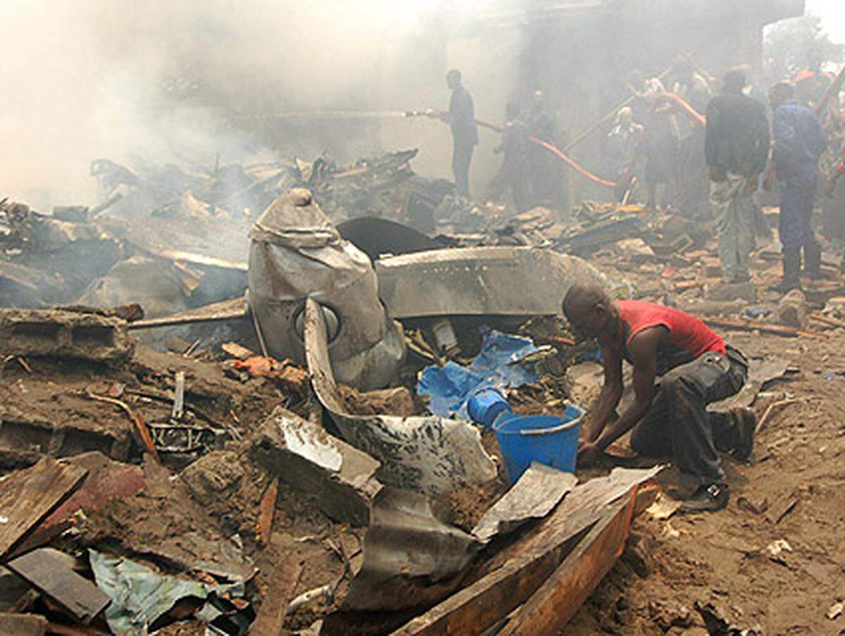 Ein Transportflugzeug stürzt in ein Wohngebiet der kongolesischen Hauptstadt Kinshasa. Das Flugzeug vom Typ Antonow war beim Absturz durch mehrere Häuser gerast, die in Flammen aufgingen. Mindestens 50 Menschen kommen ums Leben.