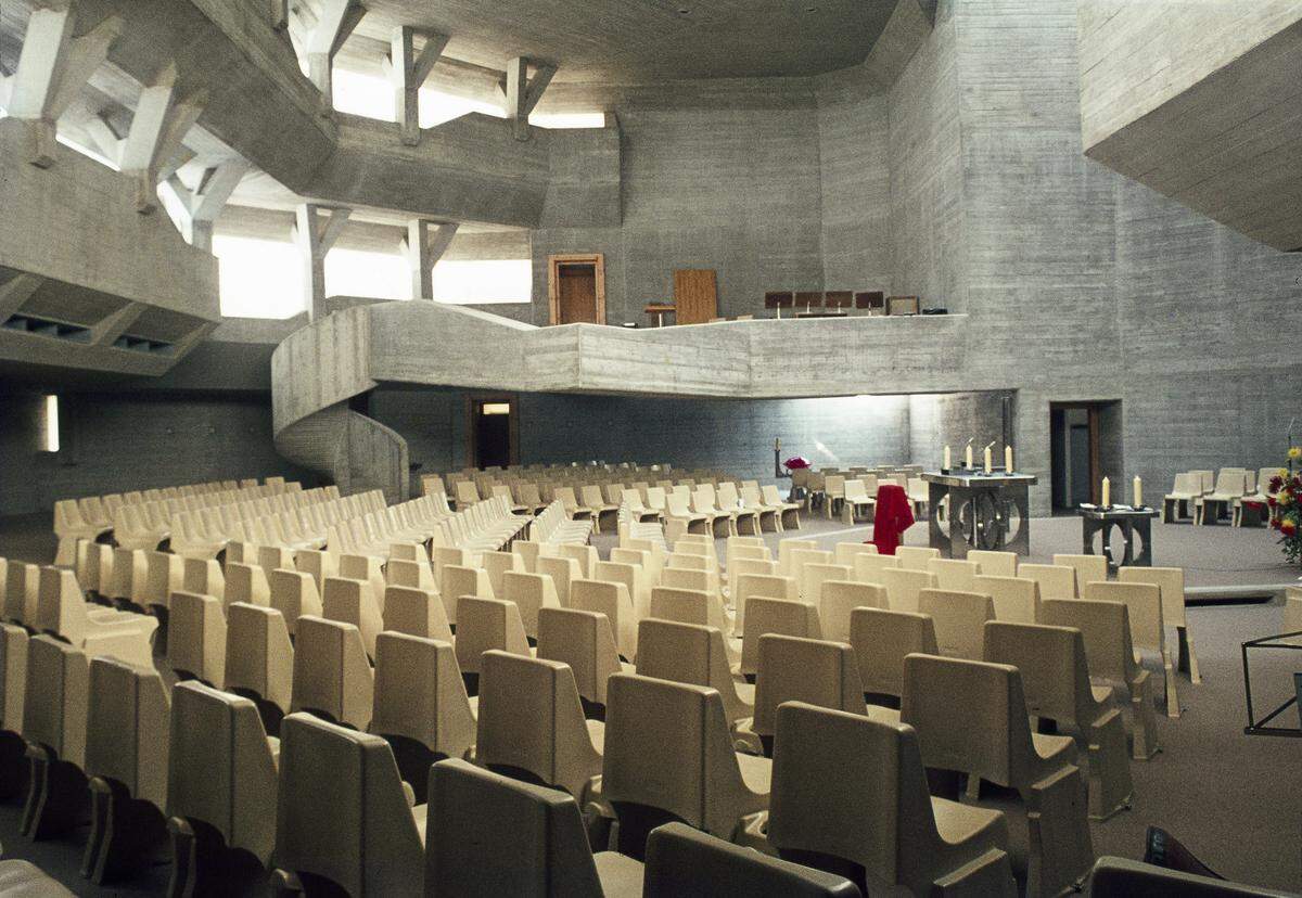 In den 1970er-Jahren dominierte Beton das Baugeschehen und gab auch im Design gern den Ton an; etwa bei der Osterkirche in Oberwart (Günter Domenig), heute sind viele Gebäude vom Abriss bedroht. Im Architekturzentrum Wien findet ab 3. Mai die Ausstellung "SOS Brutalismus – rettet die Betonmonster" mit internationalen und heimischen Objekten dazu statt, eigene Bilder von "Monstern" aus Beton können unter www.SOSBrutalism.org gepostet werden. (6. 4. 2018)