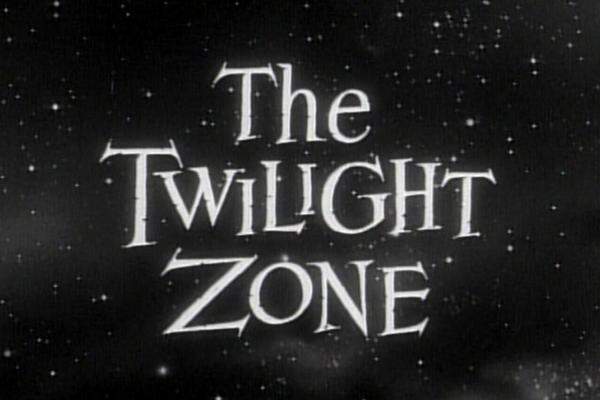 Die originale Mystery- und Science-Fiction-Serie lief von 1959 bis 1965. Rod Serling fungierte als Erzähler, sonst war die Bandbreite von Themen, Figuren, Orten und Zeiten weit gesteckt. Das erstaunlich sarkastische "The Twilight Zone" beeinflusste Serien wie "Akte X" und "The Outer Limits". In den Achtzigern und 2002 gab es Neuauflagen. Autoren der 1. Staffel: Charles Beaumont, Richard Matheson, Robert Presnell Jr., Rod Serling