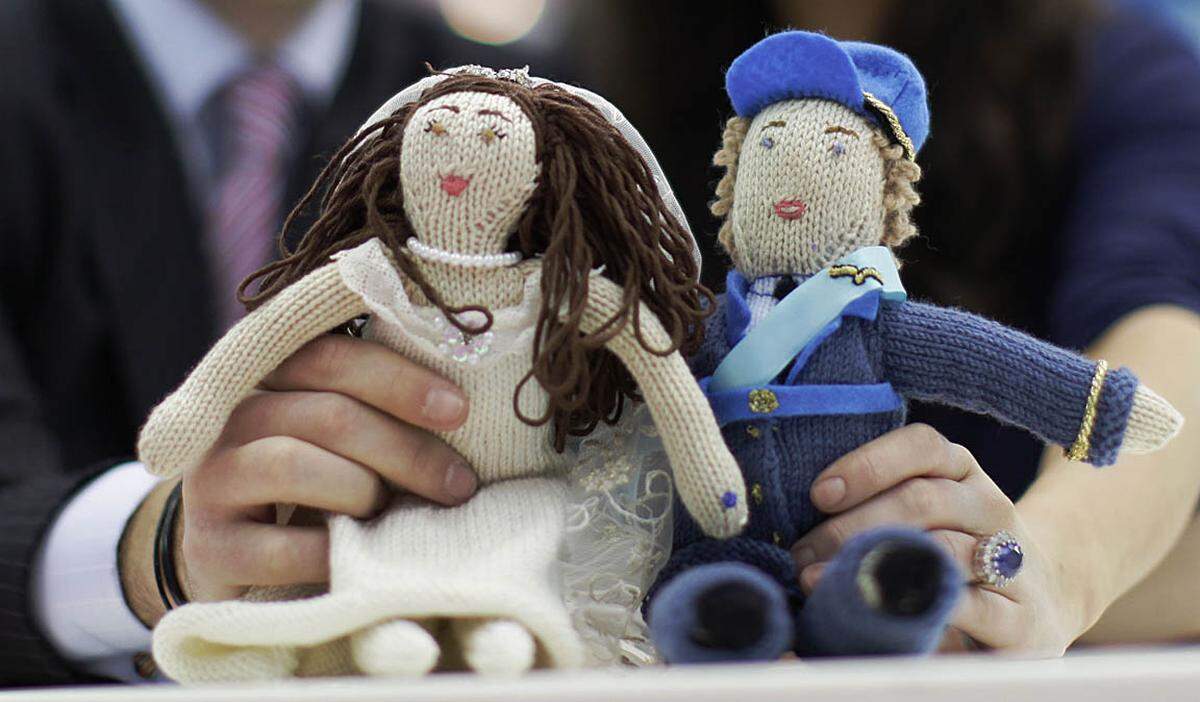 Haben Sie erkannt, wen diese zwei gestrickten Puppen darstellen sollen? Eine Brünette mit Brautkleid und Perlenkette und ein stattlicher Mann in adretter Uniform, wer sollte das sonst sein außer Prinz William und seine Verlobte Kate?