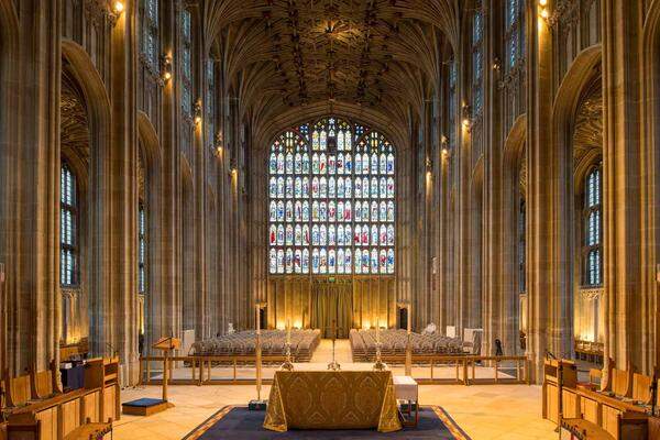 Getraut wird das Paar von Justin Welby, seines Zeichens Erzbischof von Canterbury. Er wird es auch sein, der die Braut in spe zuvor noch christlich taufen wird. Das ist zwar keine Bedingung für die Hochzeit, mit der Entscheidung zollt sie aber Queen Elizabeth II Respekt, die das Oberhaupt der Kirche von England ist.