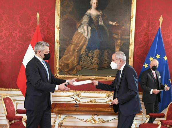 Am Montag hat Bundespräsident Alexander Van der Bellen die sechs Politiker angelobt, die neu oder auf neuem Posten im ÖVP-Regierungsteam sind. Das Bild zeigt ihn mit dem bisherigen Innenminister und nunmehrigen Bundeskanzler Karl Nehammer (ÖVP).