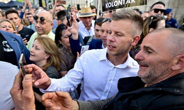 Peter Magyar mischt sich unters Budapester Volk, erstmals seit langem gibt es eine Chance Viktor Orbán die Stimmen abzugraben.
