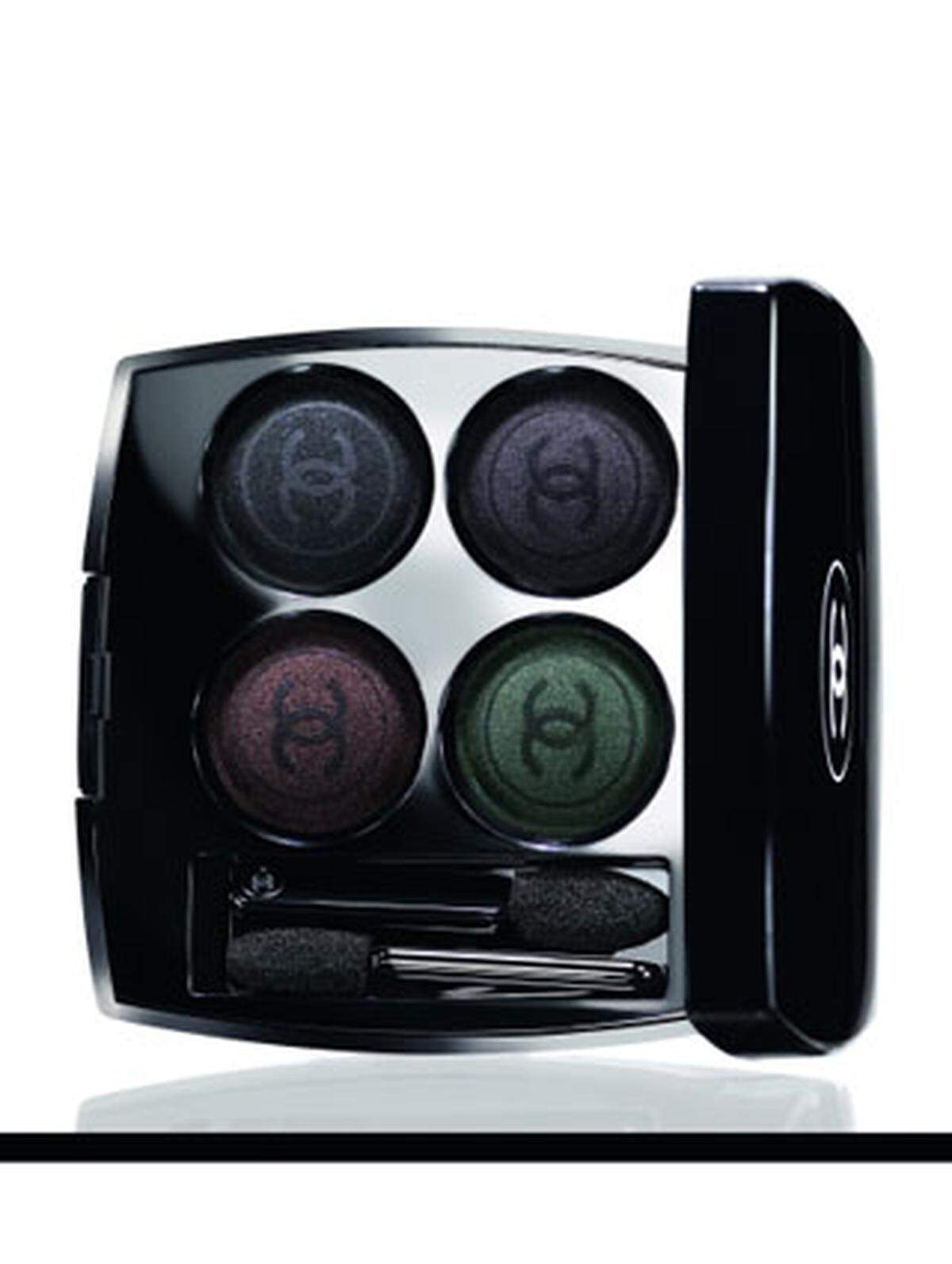 Mystische Augen gelingen mit dem Lidschattenquartett der limited Edition Noir Obscure von Chanel um 49,50 Euro.