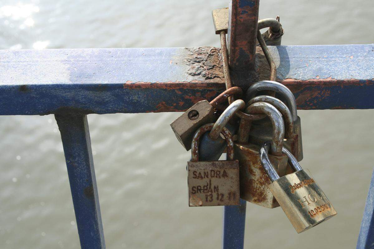 Frischvermählte hängen als Zeichen ihrer Liebe Schlösse auf die Petrovaradin-Brücke. Die Brücke war durch die Luftangriffe der Nato auf Serbien im Jahr 1999 zerstört worden.