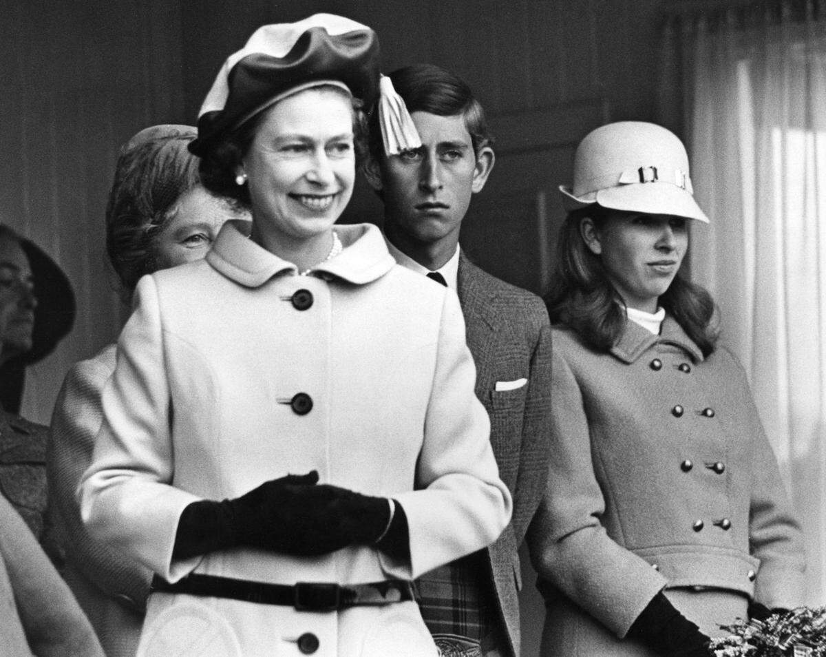 Teilweise kurios, fast immer auffällig: Queen Elizabeth mit einer Art Beret, Tochter Princess Anne ganz rechts im Look der 60er-Jahre.