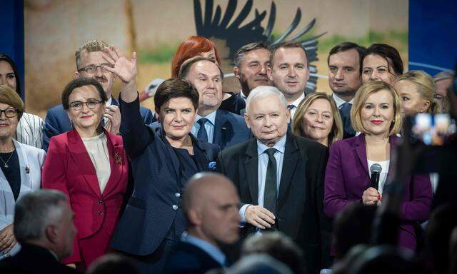 Jarosław Kaczyński (vorn) will Polen mit absoluter Mehrheit regieren.