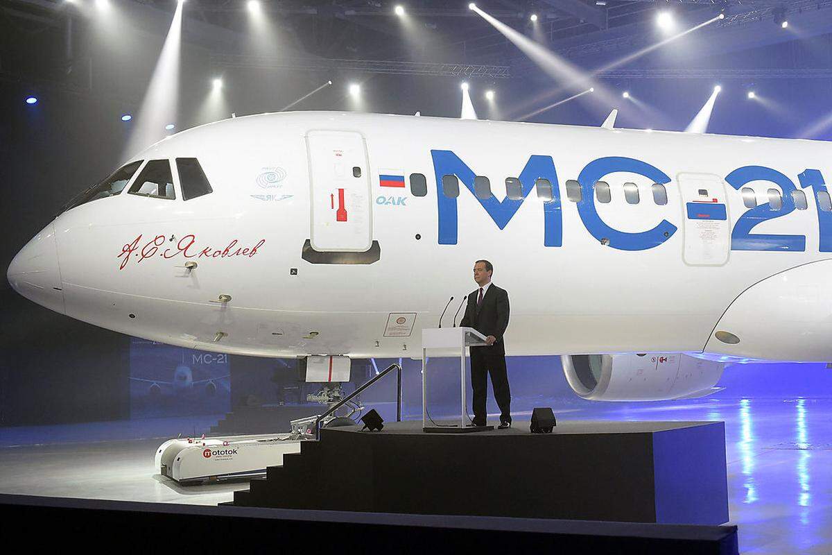 Regierungschef Dmitri Medwedew bezeichnete die Präsentation des Flugzeugs in der vom Fernsehen übertragenen Zeremonie als "lange erwartetes Ereignis für unsere zivile Luftfahrt, für den Flugzeugbau und unser gesamtes Land".