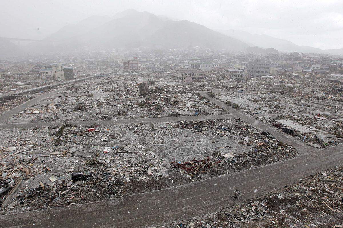 Montag (4. April): Die Stadt Ofunato wurde vom Tsunami dem Erdbeben gleich gemacht.