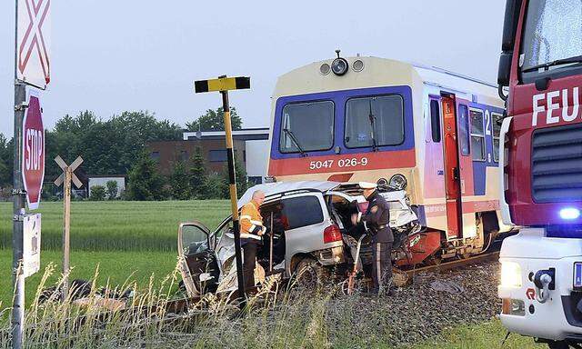 Die Unfallstelle nach der verheerenden  Kollision eines Pkw mit einem Zug in Niederösterreich