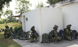 Dokumentation einer verzweifelten Verteidigung: Israelische Soldaten im Ort Kfar Azza, wo mehr als hundert Menschen ermordet und sehr viele entführt wurden. 