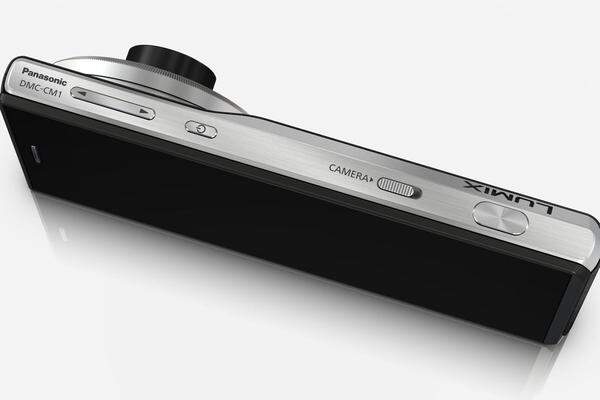 Eine Kamera, mit der man telefonieren kann: Von Panasonic kommt die DMC-CM1 mit Leica-Fixbrennweite (28mm), einem ein Zoll-Sensor mit 20 Megapixel und der M&ouml;glichkeit, Fotos im Raw-Format zu speichern. 4K-Video gibt es ebenso wie - nat&uuml;rlich - Wifi, Bluetooth und NFC. Betriebssystem ist Android. Kosten wird die Smartphone-Kamera 899 Euro.