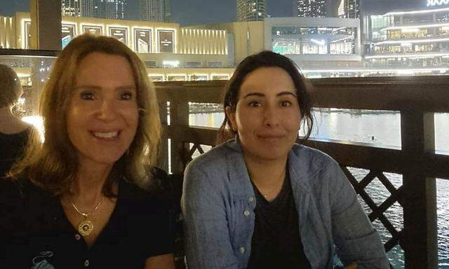 Sheikha Latifa (rechts) auf einem Bild mit ihrer Freundin Sioned Taylor, deren Telefonnummer ebenfalls auf der NSO-Liste auftaucht.