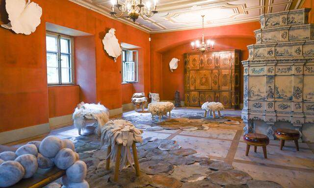 Schöner sitzen: Die aus Schafwolle aufgetürmten Hocker von Ines Schertel (Gallery Mercado Moderno).