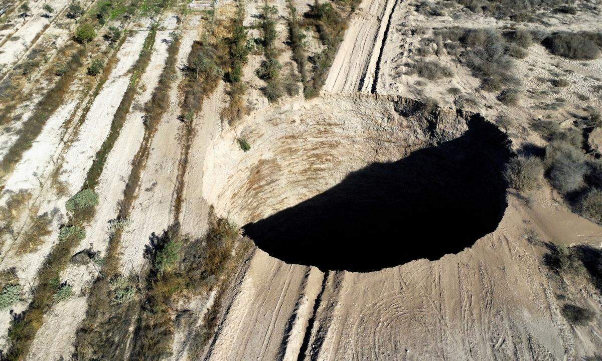 1. August. In einem Bergbaugebiet in der Nähe der Stadt Tierra Amarilla in Copiapo, Chile, tat sich ein großes Erdloch auf.