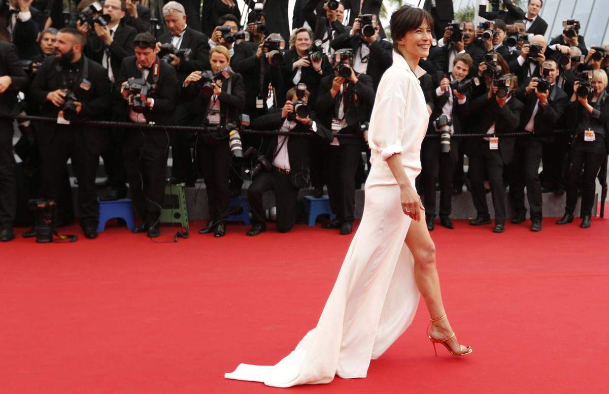 Sophie Marceau zeigt in einer riesigen Hemdbluse von Alexandre Vauthier Couture Bein.