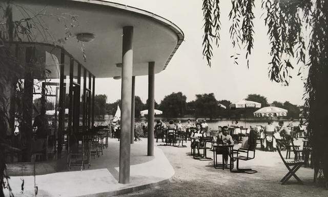 Im Bundesbad-Gastgarten mit Blick aufs Wasser: Die Aufnahme dürfte aus den frühen 1950ern stammen. 