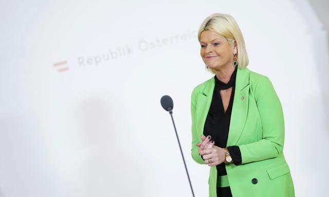  Verteidigungsministerin Klaudia Tanner (ÖVP) 