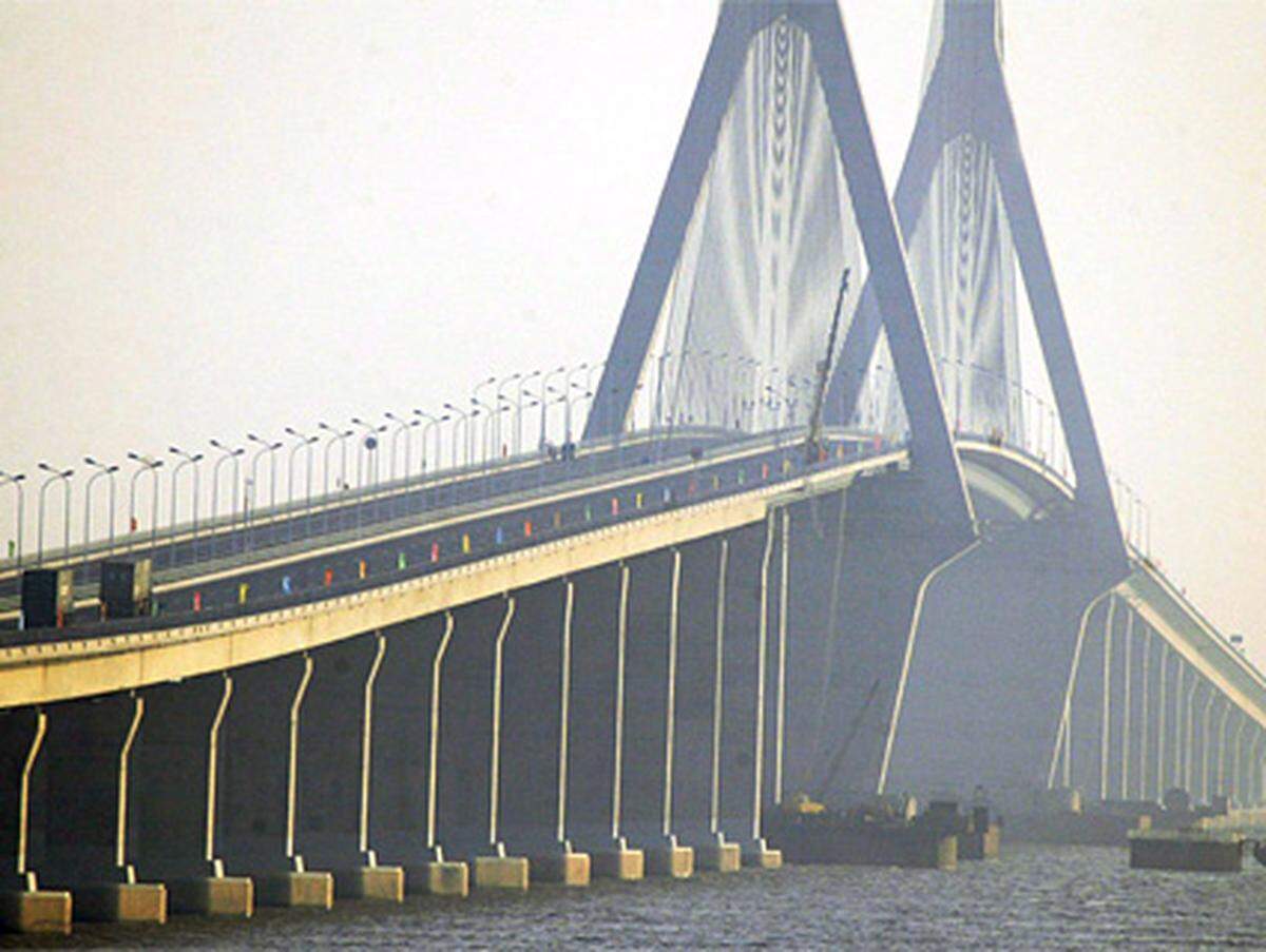 Ein weiteres Prestigeprojekt: Im Mai 2008 wurde die längste Seebrücke der Welt eröffnet. Sie verbindet Shanghai mit der boomenden Hafenstadt Ningbo und ist 36 Kilomter lang.Der Weg zwischen den beiden Handelszentren verkürzt sich mit Hilfe der Brücke um 120 Kilometer. Den Fahrzeugen stehen sechs Fahrspuren zur Verfügung.