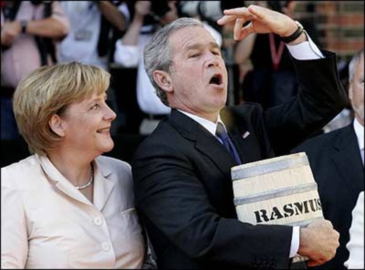 13. Januar 2006: Merkel goes USA. Ex-Kanzler Schröder wurde mit US-Präsident George W. Bush nie so richtig warm. Merkel schafft schon beim ersten Treffen, das Eis zum Schmelzen zu bringen. Bush streut Merkel Rosen und schwärmt: "Sie ist smart und charmant!"