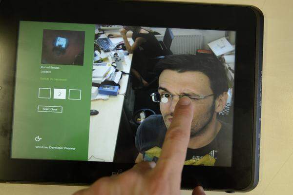 Für das Login hat Microsoft sich etwas einfallen lassen. Neben der üblichen Passworteingabe oder einem PIN-Code lässt sich ein Windows-8-Gerät auch mit einem Picture Password entsperren. Dazu muss man drei Gesten in korrekter Abfolge auf einem Foto ausführen. Im Test klappte das deutlich schneller als ein PIN-Eingabe und funktionierte zuverlässig.