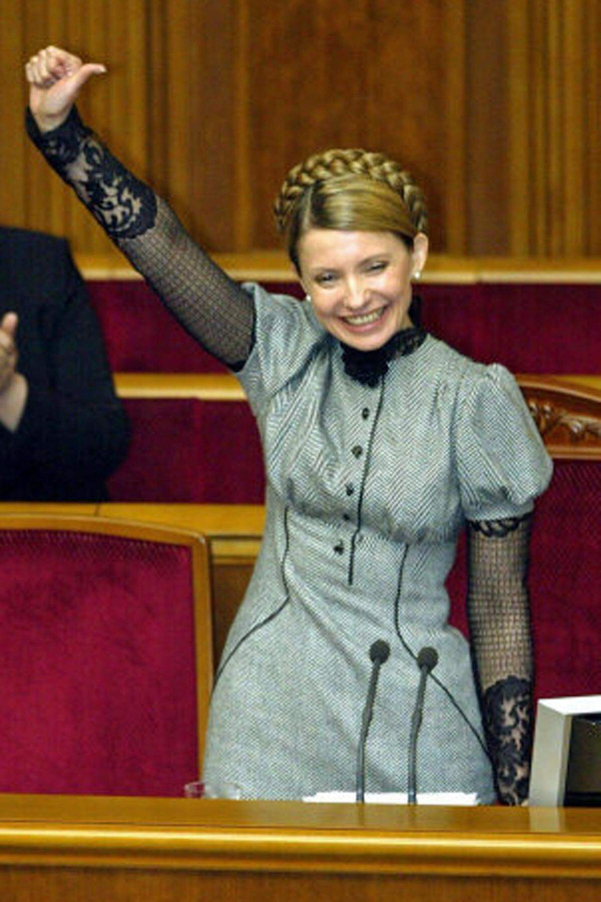 Daneben begann sie sich vermehrt für die politische Lage in der Ukraine zu engagieren. Im Jahr 1996 wurde sie mit großer Stimmenmehrheit für den Wahlkreis Kirowohrad in das ukrainische Parlament gewählt.