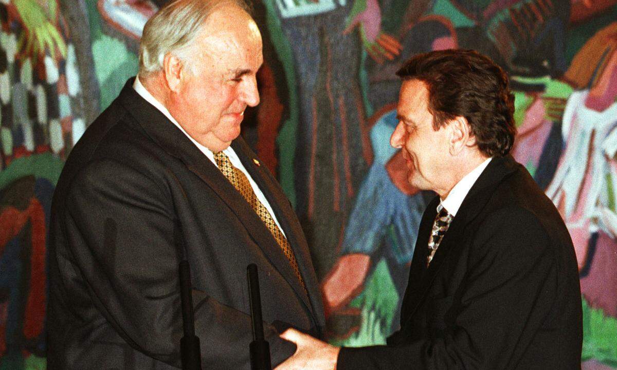 1998 verlor die CDU ihre Mehrheit im Parlament an eine Koalition aus SPD und Grünen, die Gerhard Schröder (rechts) zum Kanzler wählten. Kohl kündigte an, vom CDU-Vorsitz zurückzutreten.