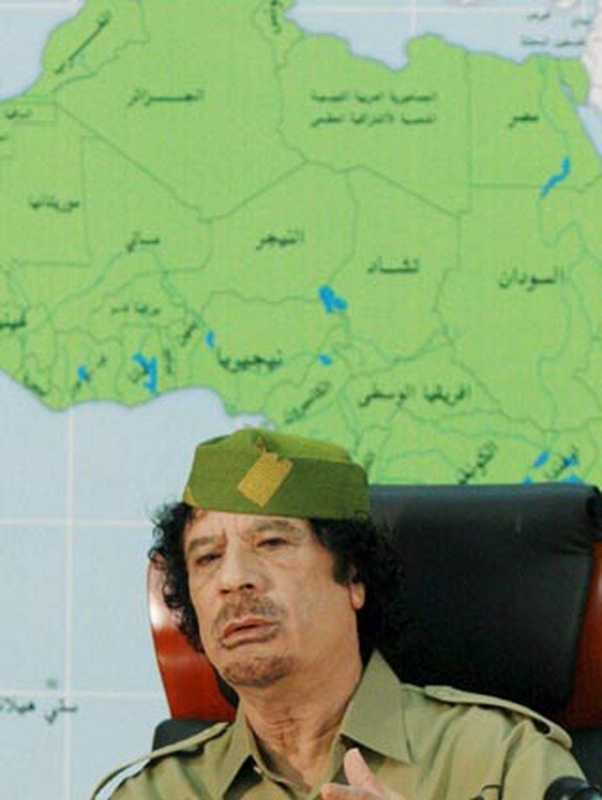 Im Jahr 2008 ließ sich Gaddafi von mehr als 200 afrikanischen Stammes-Chefs zum "König der Könige" erklären. "Wir beschließen die Anerkennung unseres verbrüderten Führers als König der Könige, der Sultane, der Fürsten, der Scheichs und der Bürgermeister von Afrika", hieß es in der Abschlusserklärung des Treffens.