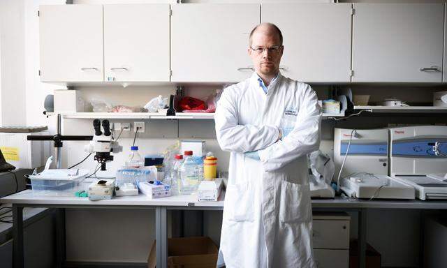 Virologe Andreas Bergthaler an seinem Arbeitsplatz im CeMM: Hier sequenziert er seit Pandemiebeginn gemeinsam mit seinem Team das Coronavirus.  